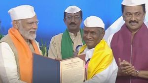  விண்ணை முட்டிய கரகோஷம்.. இசைஞானி இளையராஜாவிற்கு கவுரவ டாக்டர் பட்டம்.. வழங்கினார் பிரதமர் மோடி! 