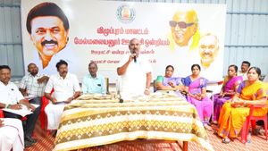 நீங்க பேசுறத பேசுங்க.. நாங்க செல்போன் பார்க்கிறோம்.. அமைச்சர் பேச்சை செவிமடுக்காத ஊராட்சி தலைவர்கள்!