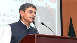  உண்மையான வரலாற்றை அழிச்சிட்டாங்க.. நம் நாடு ஆன்மீக பூமி.. எதிர்ப்புகள் கிளம்பினாலும் விடாத ஆளுநர்! 
