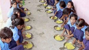 பள்ளி மதிய உணவில் வண்டுகள்.. 'விட்டமின்' எனக் கூறி சாப்பிட வைத்த ஹெச்.எம்.. இது 