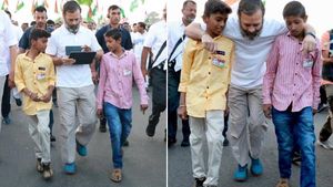 ஒற்றை படத்தில் தெரிந்த வலி.. சிறுவர்கள் தோளில் தொங்கிய ராகுல்! ஒற்றுமை யாத்திரைக்கு ஓடி வரும் மக்கள் 