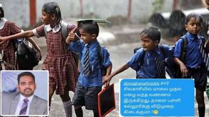 மழை வருது சார்! ட்விட்டரில் லீவ் கேட்ட மாணவன்! என்ஜாய் பண்ணுங்க.. விருதுநகர் ஆட்சியரின் கூல் பதில்! 