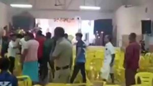 ஆனந்தமாக நடந்துகொண்டிருந்த திருமண விழா.. திடீரென வந்த நபர்.. பறந்த சேர்கள்.. பரபரத்த கேரளா