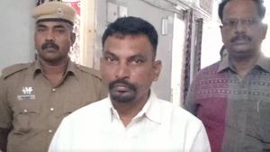 ஆட்டை கடித்து மாட்டை கடித்து.. மாஜி மந்திரிக்கே விபூதி அடித்த அதிமுக பிரமுகர்- தட்டி தூக்கிய போலீஸ்! 