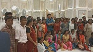  புகழ்பெற்ற கஸ்ர் அல் வதனை சுற்றி பார்த்த அரசு பள்ளி மாணவர்கள்! கடைசி வரை கூடவே சென்ற அன்பில் மகேஷ்