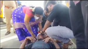 ஈசிஆர் சாலையில் விபத்தில் சிக்கி துடித்த இளைஞர்.. முதலுதவி சிகிச்சை தந்த ஆளுநர் டாக்டர் தமிழிசை! 