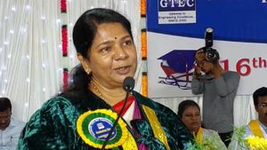 கேள்வி கேளுங்க.. இஷ்டமே இல்லாவிட்டாலும் மொழி, ஜாதி, மதத்தை திணிக்கிறாங்க.. கொந்தளித்த கனிமொழி 