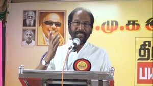 திருச்சி சிவா உணர்ச்சி பேச்சு.. பாதியில் எழுந்த தொண்டர்! சினிமா பார்க்க முடியுது -மேடையிலேயே டென்சன் 