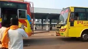 எல்லாம் “டைம்”.. தஞ்சை பேருந்து நிலையத்தில் “டமார்”.. ரிவர்ஸில் ஒரே முட்டு! அதிர வைத்த டிரைவர்
