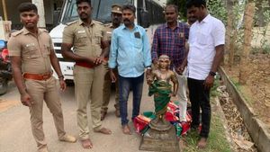 சாமியார் வீட்டில் ஐம்பொன் சிலை பறிமுதல்! வீடியோவை பார்த்ததும் போலீசுக்கு ஷாக்.. குலுங்கிய கோவை! 