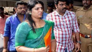 பாலியல் புகார் கூறியதால் உணவில் எனக்கு ஸ்லோ பாய்சன்.. பகீர் கிளப்பும் சரிதா நாயர்.. பரபரக்கும் கேரளா 