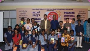 விறகு விற்று தாய் படிக்க வைத்தார்! பெங்களூர் புத்தக திருவிழாவில் ராம்பிரசாத் மனோகர் ஐஏஎஸ் பேச்சு! 