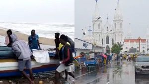 கஜா புயல் சூறையாடிய பட்டுக்கோட்டையில் தேசிய பேரிடர் மீட்பு படை முகாம்- புதுவை பீச்சில் சிஎம் ஆய்வு! 