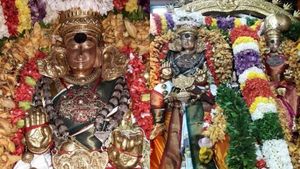 உலக மக்களுக்கு படியளக்கும் சிவபெருமான்..மதுரையில் அஷ்டமி சப்பரத்தில் உலா வந்த மீனாட்சி சுந்தரேஸ்வரர் 