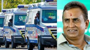 ஆம்புலன்ஸ் டிரைவரை தாக்கி வழிப்பறி.. கேள்விக்குறியாகும் பொதுமக்களின் பாதுகாப்பு.. கொதித்த வேலுமணி! 