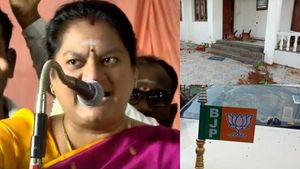 கீதா ஜீவனை மிரட்டிய மறுநாளே.. சசிகலா புஷ்பா வீட்டில் பரபர தாக்குதல்.. கார் உடைப்பு.. பதற்றம் 