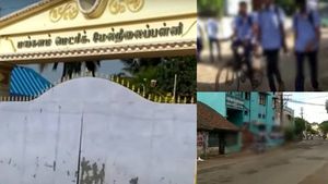 வெளியே பூட்டு.. உள்ளே வகுப்புகள்.. கடலூரில் அரையாண்டு விடுமுறையிலும் செயல்படும் பள்ளிகள்.. விதிமீறல்