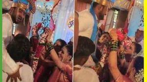 ஒரே டைமில், ஒரே மேடையில்.. 2 பேருக்கு தாலி கட்டினாரே மாப்பிள்ளை.. 