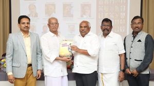 மந்திரக்கணங்கள் நூல் வெளியீடு! துபாயில் குவிந்த மலேசிய எழுத்தாளர்கள்! கவுரவித்த அமீரகத் திமுக! 