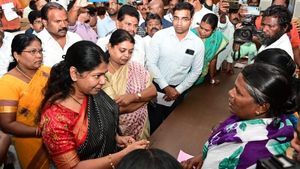 தூத்துக்குடி துப்பாக்கிச் சூடு! 13 பேர் குடும்பத்துக்கு கூடுதலாக ரூ.5 லட்சம்! காசோலை வழங்கிய கனிமொழி 