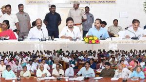 அரசின் திட்டங்கள் கடைக்கோடி பகுதிக்கும் சென்றடைய வேண்டும்! அதிகாரிகளுக்கு அமைச்சர் உதயநிதி அட்வைஸ்! 