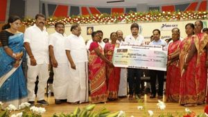 அரசு விழா மேடையில் கட்சி பிரமுகர்! திமுக மாணவரணி நிர்வாகியின் ஆர்வக்கோளாறு! சீனியர்கள் அப்செட்! 