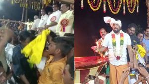கார்த்திகை தீபத்தை முதலில் யார் ஏற்றுவது? தேனியில் தங்கதமிழ்ச் செல்வன்- ஓபிஎஸ் மகன் இடையே மோதல் 
