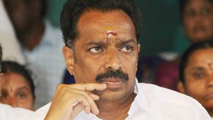 நள்ளிரவில் கைது.. பொதுக்கூட்டத்தை தடுக்க திமுக முயற்சி.. மாஜி பரபர புகார்! கரூரில் தொடரும் பதற்றம்! 