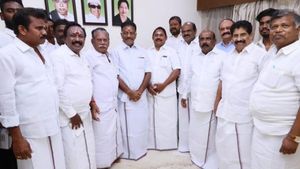 சுயநலம்.. பெரிய பதவி கொடுக்கலாம்னு பேசிக்கிட்டு இருந்தாரு.. போட்டு உடைத்த ஓபிஎஸ் அணி எம்.எல்.ஏ! 