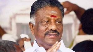 என்னை வம்பிழுக்குறதுக்குனே.. அந்த கேள்வியால் ஷாக் ஆகி சிரித்து மழுப்பிய ஓபிஎஸ்! ஏர்ப்போர்ட்டில் பரபர