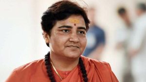 ஆயுதங்களை ரெடியா வெச்சுக்குங்க.. அட்லீஸ்ட் கத்தி.. கர்நாடகாவில் பாஜக எம்பி பிரக்யா சிங் தாக்கூர்! 