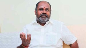 ஈரோடு கிழக்கு இடைத்தேர்தல்.. திடீரென இரும்பு பட்டறையில் புகுந்த ஆர்பி உதயகுமார்.. ஆச்சரியமான மக்கள்!