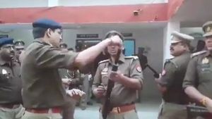 ட்ரெய்னிங்கில் என்ன சொல்லி தந்தாங்க? துப்பாக்கியை பயன்படுத்த முடியாமல் திணறிய எஸ்.ஐ.. ஷாக்கான ஐ.ஜி 