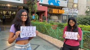 வாங்களேன்.. கட்டிப்பிடிக்கலாம்.. 2 மணி நேரத்தில் 100 பேருக்கு 'Hug