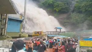 மார்கழி மாத மழை..குற்றாலத்தில் தெறி வெள்ளம்..குளிக்க தடையால் ஐயப்பசாமிகள் ஏமாற்றம் 