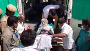 பக்கா மார்கெட்டிங்..மனநலம் பாதித்து நிர்வாணமாய் சுற்றிய நபர்! சித்தர் என கூறி கல்லா கட்டிய கும்பல்! 