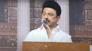 ஐயா நில்லுங்க.. திடீரென எழுந்த குரல்.. உடனே வாகனத்தை நிறுத்திய முதல்வர்.. மாற்றுத்திறனாளி நெகிழ்ச்சி 