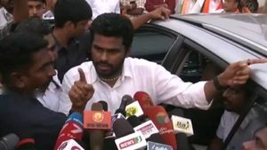 சீரியசா பேசிக்கிட்டு இருக்கும் போது! ஏங்க கம்முனு இருங்க.. பொசுக்குனு கோபப்பட்ட அண்ணாமலை! என்னாச்சு? 