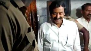 புதுச்சேரியில் அதிமுக அழைப்பு விடுத்த பந்த்..கல்வீச்சு..அன்பழகன் வீடு புகுந்து கைது செய்த போலீஸ் 
