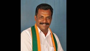 எனக்கே விபூதி அடிச்சீட்டீங்கல்ல! பாஜக லோக்கல் கையிடம் ஆட்டைய போட்ட மாவட்ட தலைகள்! பரபர விருதுநகர்! 