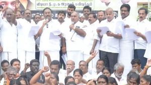 அய்யய்யோ திமுகவில் வாரிசு அரசியல்.. மகனை மேடையில் வைத்து கொண்டு வசைபாடிய திண்டுக்கல் சீனிவாசன் 