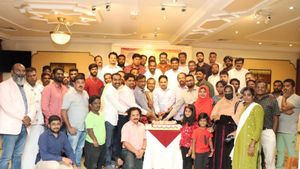 உதயநிதி ஸ்டாலின் பதவியேற்பு விழா கொண்டாட்டம்! துபாயில் கேக் வெட்டிய அமீரகத் திமுக! 