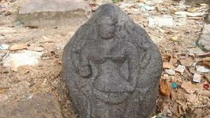 கரண்ட மகுடம், காதுகளில் குண்டலங்கள்..சதுர்புஜ துர்க்கை..மதுரையில் 1200 ஆண்டுகால கொற்றவை சிற்பம் 