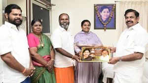 அரசியலில் ஆர்வம் காட்டும் அதிமுக மாஜி அமைச்சர் மகள்! திருமணத்துக்கு பிறகு முழுவீச்சில் கட்சிப்பணி?
