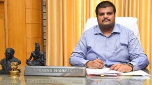 டாஸ்மாக் பணியாளருக்கு பாராட்டு சான்று கொடுத்தது ஏன்?.. நீண்ட விளக்கம் அளித்த கரூர் ஆட்சியர் 
