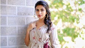கோயிலுக்குள் நடிகை அமலா பாலுக்கு அனுமதி மறுப்பு.. சாலையில் இருந்து தரிசனம் செய்ததாக புகார் 