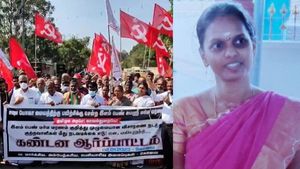 ஜக்கிக்கு தலைவலி! “பூதாகரம்” எடுத்த சுபஸ்ரீ மரணம்! ஈஷா மைய மர்மங்களை விசாரிக்கக்கோரி ஆர்ப்பாட்டம் 