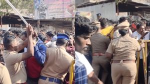 அலங்காநல்லூர் ஜல்லிகட்டில் திடீர் பரபரப்பு.. தடியடி நடத்திய போலீசார்.. தெறித்து ஓடிய பார்வையாளர்கள்! 