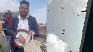 பெங்களூரில் திடீரென பெய்த பணமழை.. ரூபாய் நோட்டுகளை அள்ளிவீசிய நபர்.. ஓடிஓடி எடுத்த மக்கள்-பரபரப்பு 