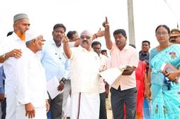 கடப்பாரை நான் எடுத்து வரவா? நீ என்ன வேலை செய்ற? அதிகாரியை லெப்ட் ரைட் வாங்கிய அமைச்சர் மஸ்தான்! 